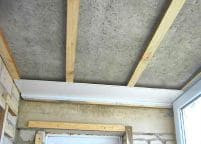 Установка на потолок деревянного каркаса из бруса